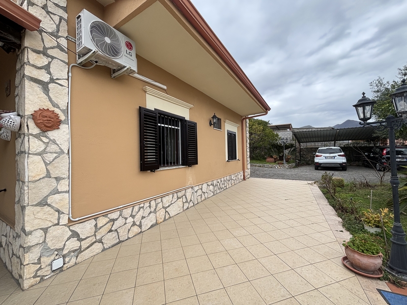 przestronna willa w miasteczku Tortora na południu Włoch