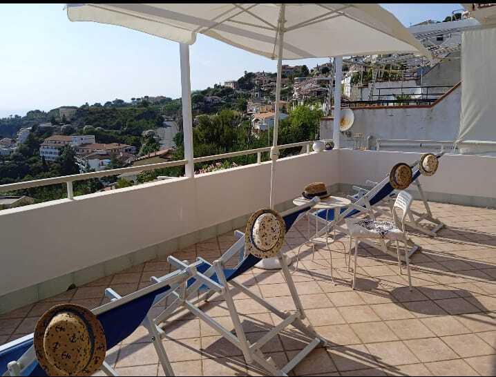 dwa wyremontowane nowoczesne apartamenty na sprzedaż 7 minut pieszo od plaży w Kalabrii