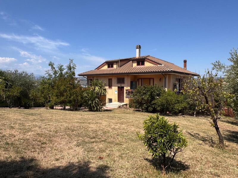 luksusowy dom z ogródkiem i terenem na sprzedaż w Maltignano Marche