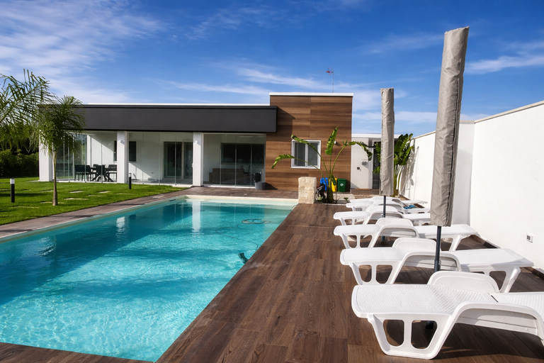 stylowy dom z ogrodem na sprzedaż w miasteczku Brindisi w południowych Włoszech